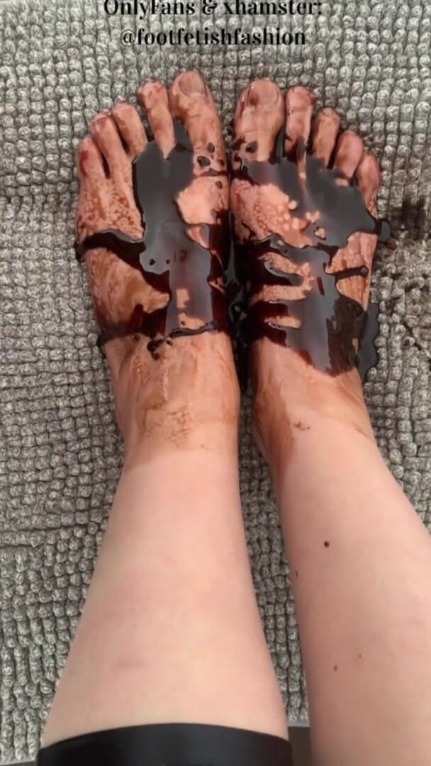 FootFetishFashion: Pijat kaki pakai cokelat, bagian 2/2