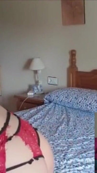 Sie Spielt Vor Der Webcam Mit Seinem Schwanz