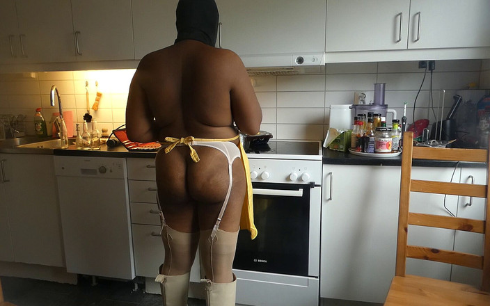 Kinky African MILF: Servindo Chá Com Leite