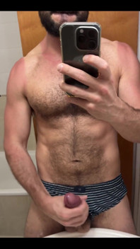 Je rentre toujours excitée de formation à la maison et j’aime toucher ma bite dans le miroir
