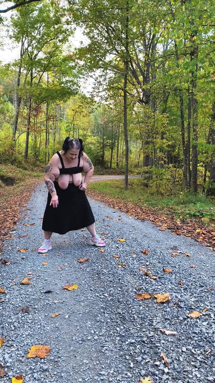 HerculesnVENUS: Dans la route de campagne, cette pute squirte une éjac