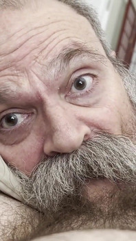 Stary niedźwiedź pielęgniarki kutas, dostaje nagrodę Cumstache