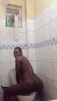 Meando en el baño montando un consolador de 12 pulgadas