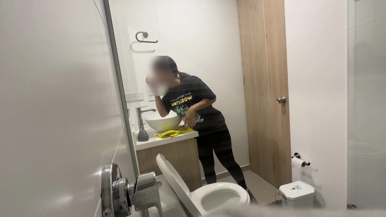 Time traveler: Pembantu rumah kecil molek comel melancap bos dan kemudian mengongkek...