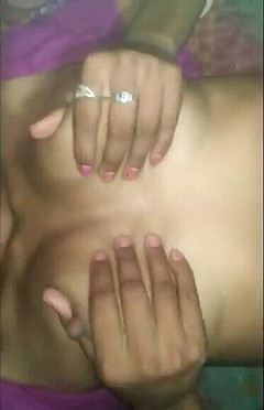 Sexyboy1: Teman lelaki desi meyakinkan saya untuk menunjukkan buah dada besar...