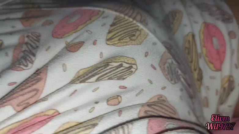 Wil9727: Stiefschweige spreizt ihre beine, um ihre muschi zu streichelt