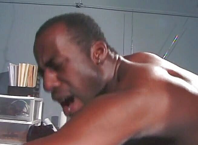 Bareback TV: 大きな黒の男の子積によって彼のマスター