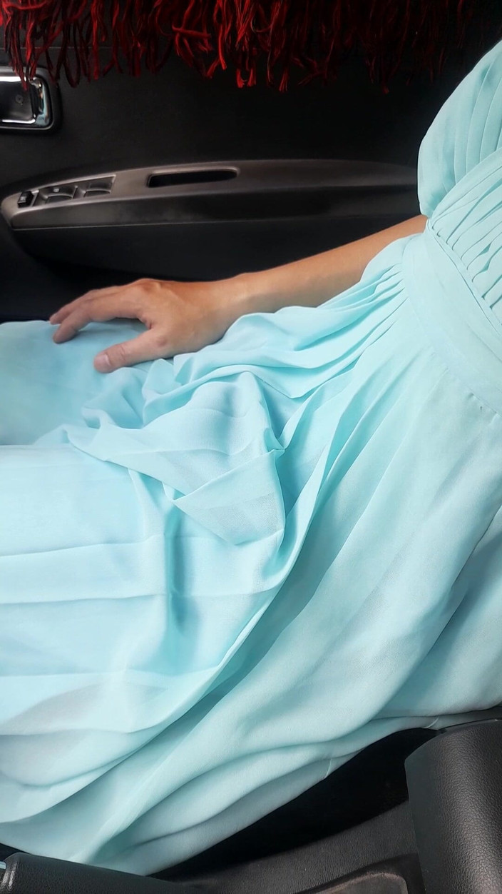 Naomisinka: Xuất tinh mặc chiếc váy chiffon màu xanh với lớp...