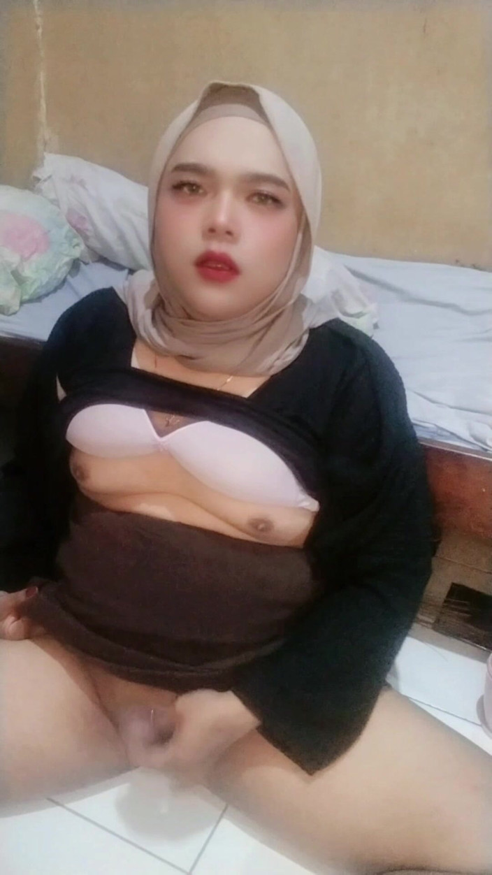 Ivvy Crossdresser: Crossdresser bertudung Ivvy, bermain dengan palam punggungnya