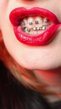 Roter lippenstift-fetisch und pelz