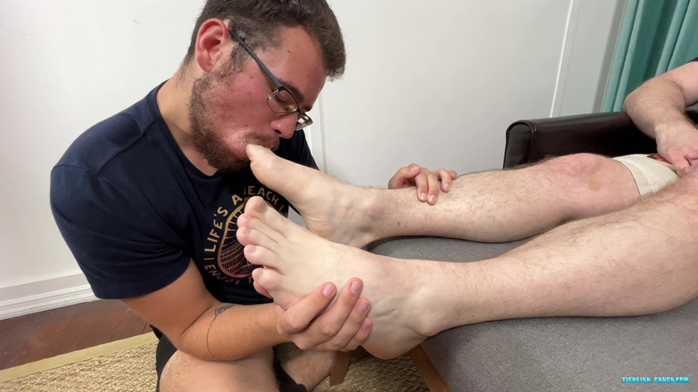 Ticklish Chubs: Cdubs doktorun ayaklarına tapıyor!