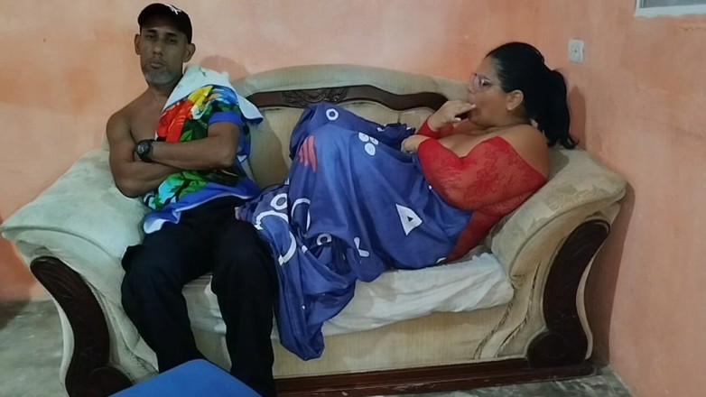 Adribella69: Падчерица мастурбирует перед своим грязным старым отчимом, поэтому он в конечном итоге трахает ее богатую и вкусную киску