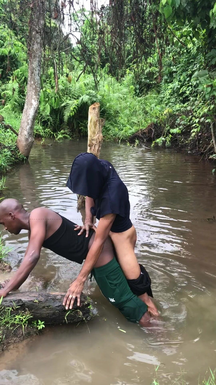 Sexylary: Bir bataklık nehrinin içinde çalılarla seks yaparken yakalanan Nijeryalı oğlanlar