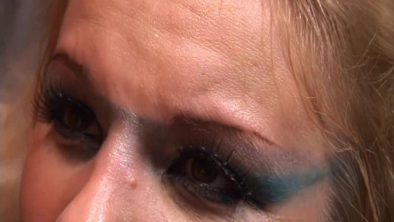 Perv Milfs n Teens: A Saana le encanta extender sus piernas