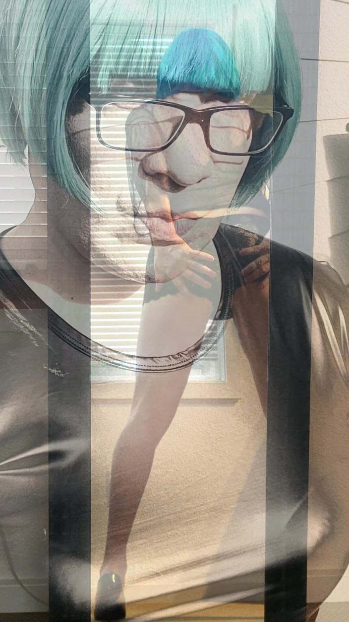 kandiKane: Seksi kadın kılıklı sürtük Kandi sigara içiyor ve ıslak emiyor