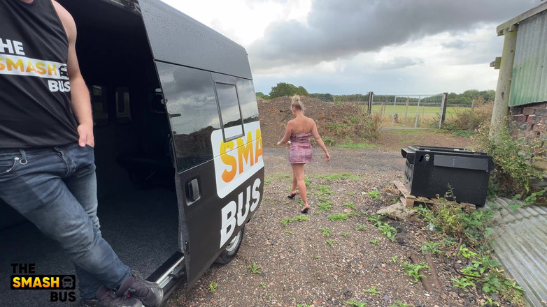 Smash bus: Цицькаста блондинка Софі Чит жорстко трахається в автобусі - великі цицьки, величезна дупа, масло, їзда та глибокі поштовхи!
