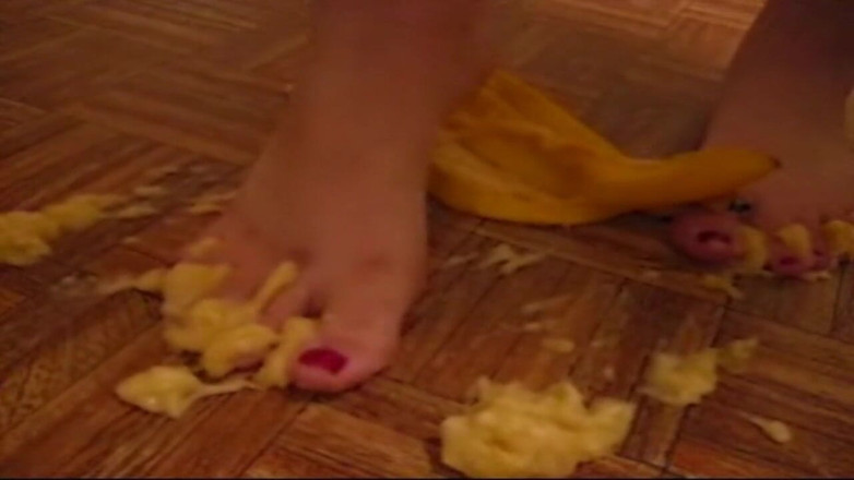 Sexy Amateurz: Foot crushing for a banana