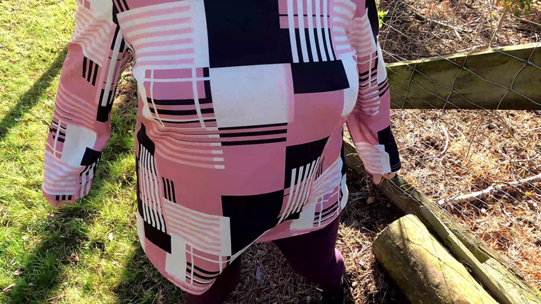 Bouncy Tits Action: ふっくらした裸の乳房がフェンスの近くで叩かれる