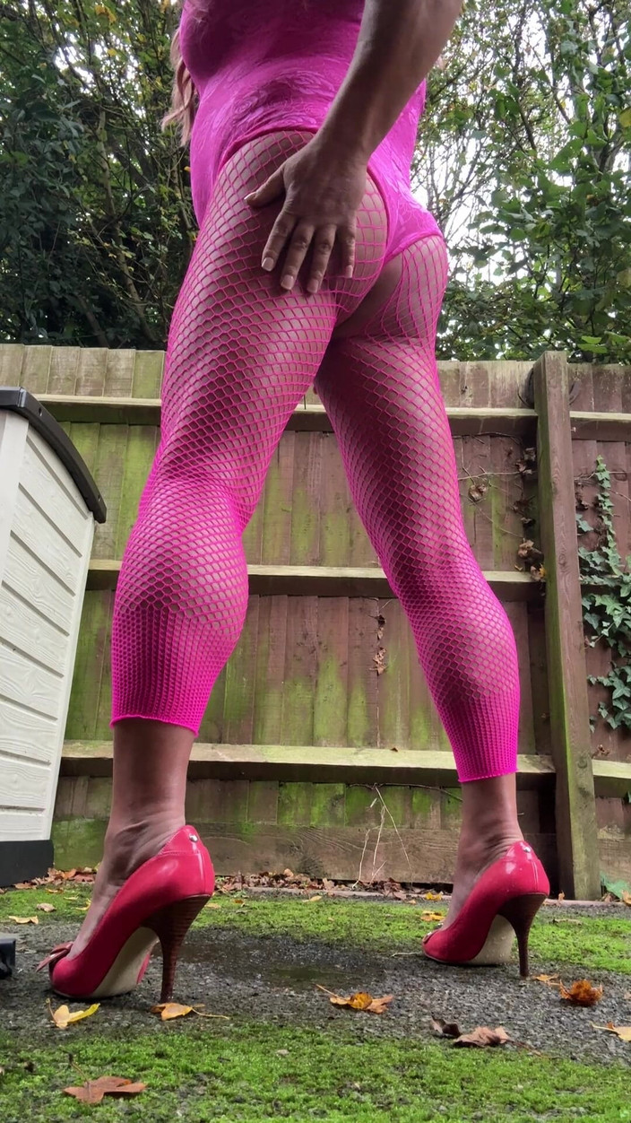 Kellycd2022: Crossdresser Kellycd2022 w różowym kombinezonie i kabaretkach