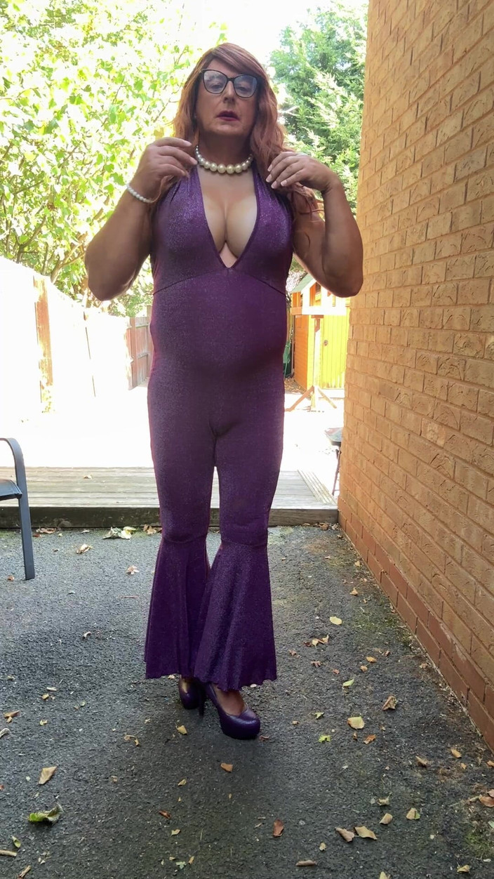 Kellycd2022: Si seksi crossdresser kellycd2022 dengan catsuit ungu dan sepatu hak...