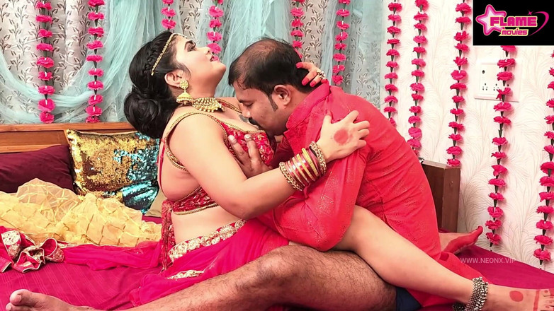 Xflame Movies: Pyasi Dulhan与丈夫发生性关系