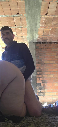 Saya dikongkek di rumah terbiar, sehingga dia pancut ke dalam pepek saya