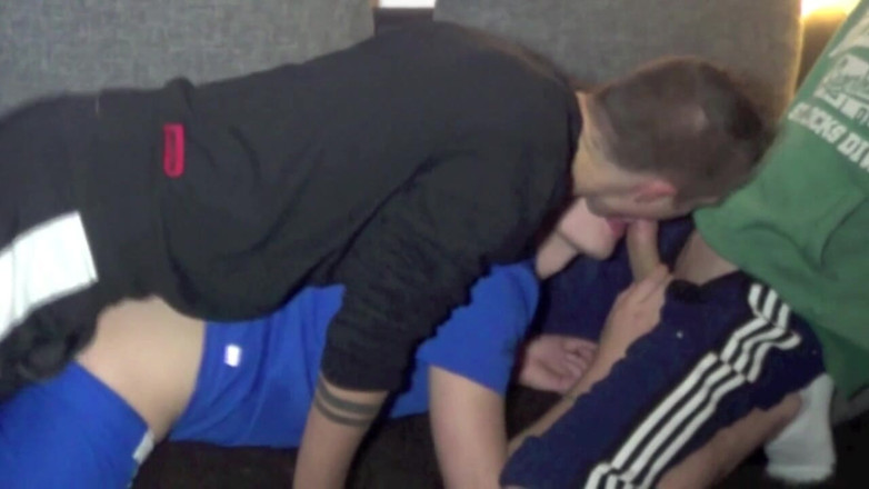 HUMLIATION AND SPANKING PORN: Harde sneaker vernedering zonder condoom door 2 hetero scally jongens