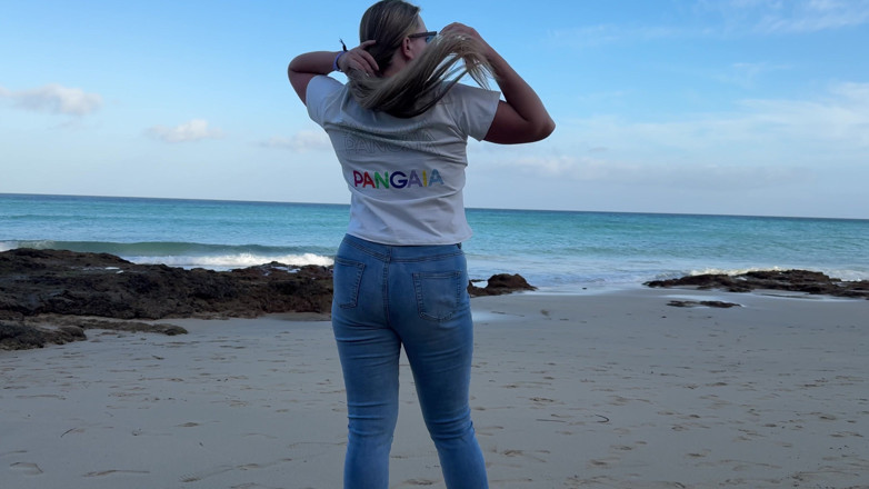 Emma Voyeur: Писяє в вузьких джинсах на пляжі