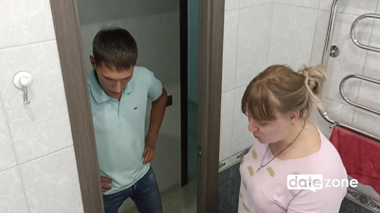 Datezone: Une grosse MILF couche avec un jeune mec