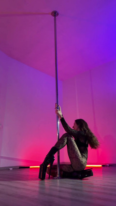 Skinny_lady69: Pole Dance Giantess