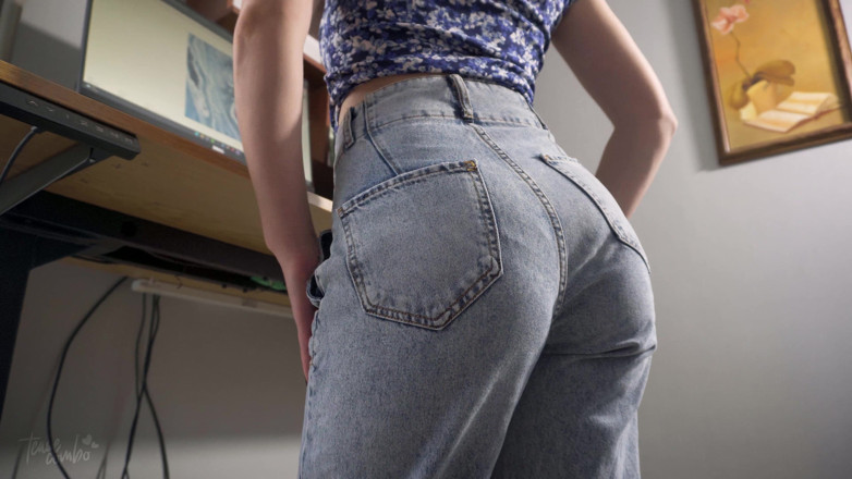 Teasecombo 4K: MILF Secretary in High Weist Jeans Teases Her Nice Butt
