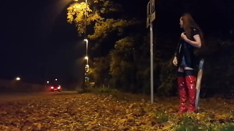 Slut Bella: Slutty bella strippar utomhus på natten och leker med sig...
