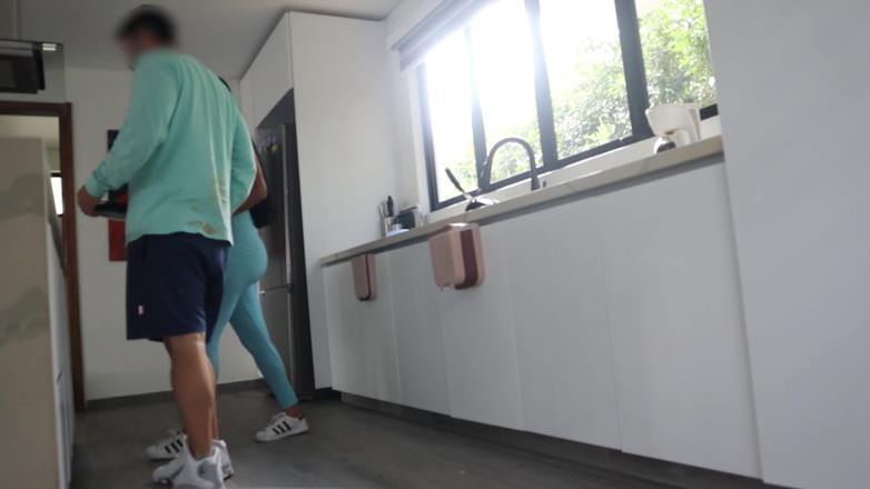 Time traveler: Jovem empregada de leggings azuis deixa seu chefe tocá-la bem