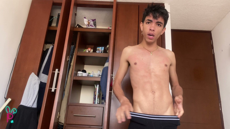 Isak pervert: Heißer junger mann tanzt in seinem zimmer und bewegt seinen...