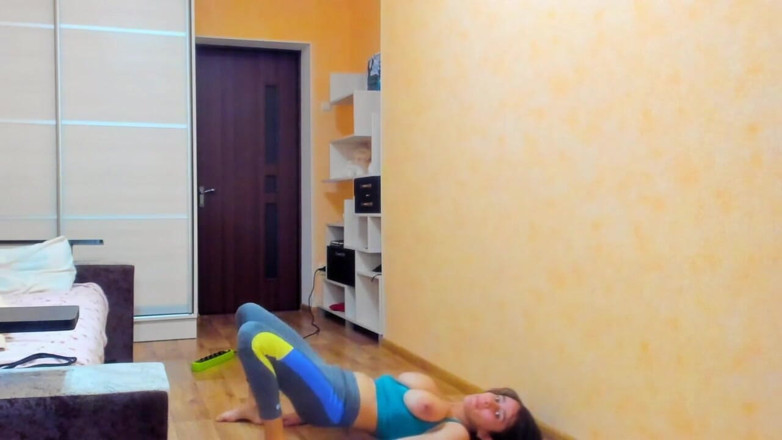 myla_angel: Spor giyimli ve çıplak jimnastik, meme emme, çıplak yürüyüş