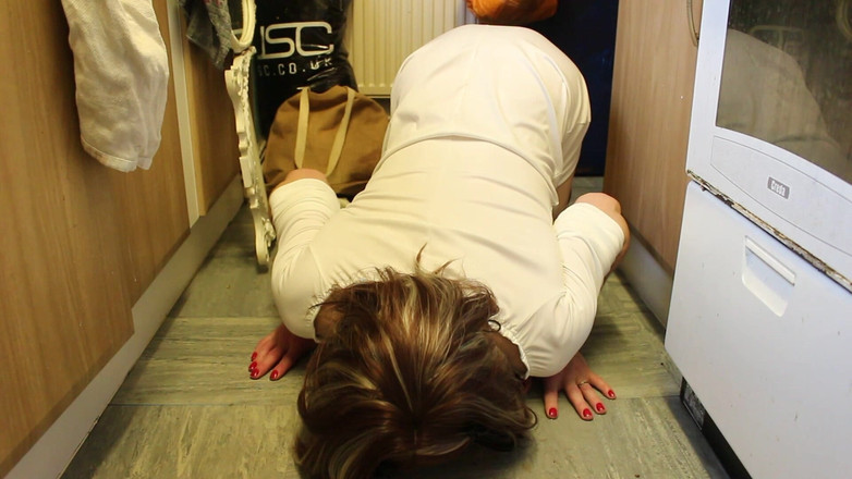 Lilly Disgrace: Pissende tas