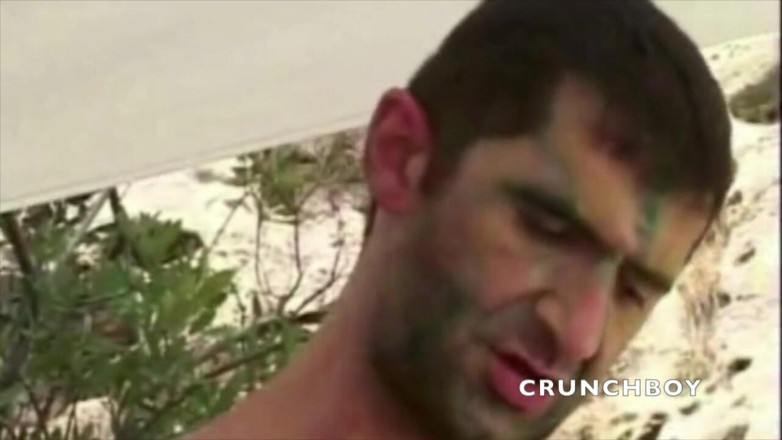 Crunch Boy: İki askeri oğlan açık havada sikişiyor