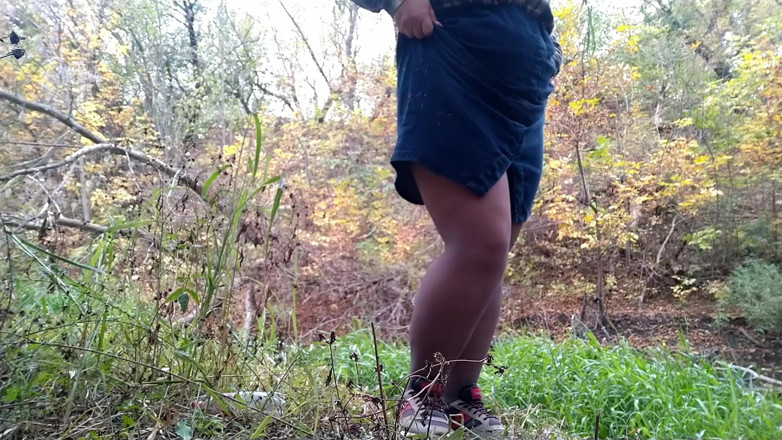 Elena: MILF meando en un parque