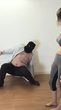 Gymbabe domineert dik gemaskerde onderdanige
