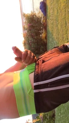Meerblick, sonnenuntergang-masturbations-session mit abspritzen von dünnem twink