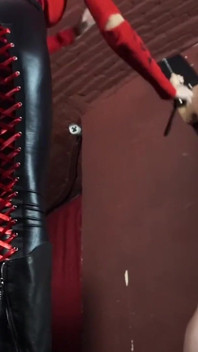 Red Domina - menampar hamba