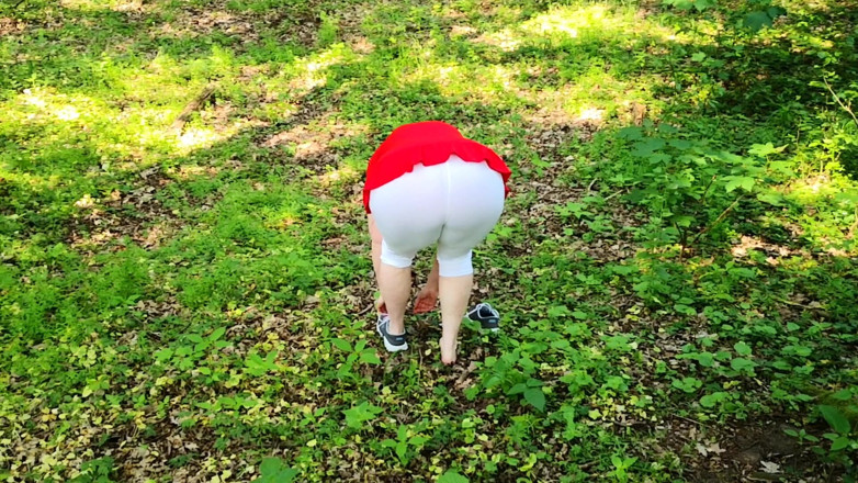 Bouncy Tits Action: Nua pela floresta