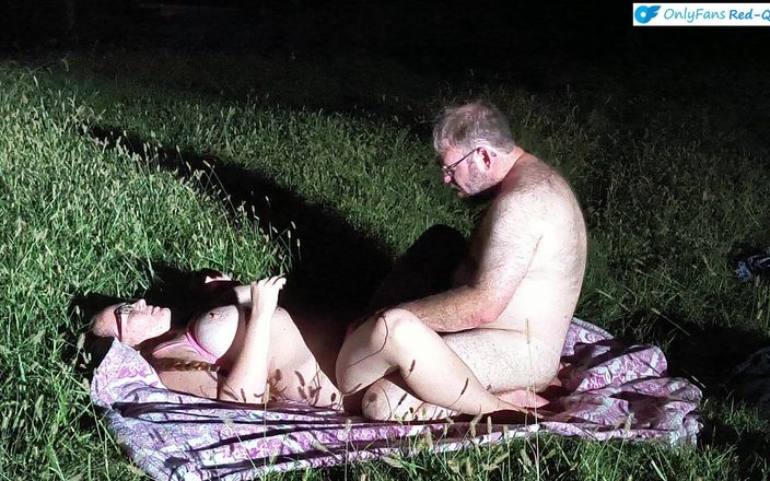 Red Queen: Sexo al aire libre en un campo abierto por la...