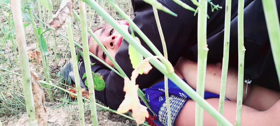 Renudbf: Utomhus byflickans heta sex i senapsfält