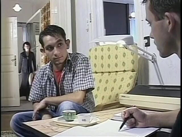 Bi All Means: Il ragazzo è mezza nudo e flette per la telecamera