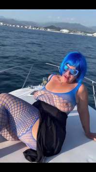 Una modelo de carácter en un yate