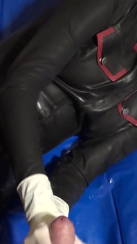 Danielle în latex în mască de latex îi masează jucăria