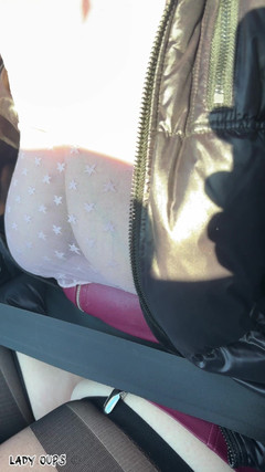 Lady Oups: Soție sexy în micro fustă, ciorapi, jartiertieră în mașină