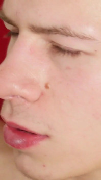 Luke Ward est un garçon gay époustouflant et musclé avec des mains fortes qui donne une bite lisse à la jeune bite de twink Casey
