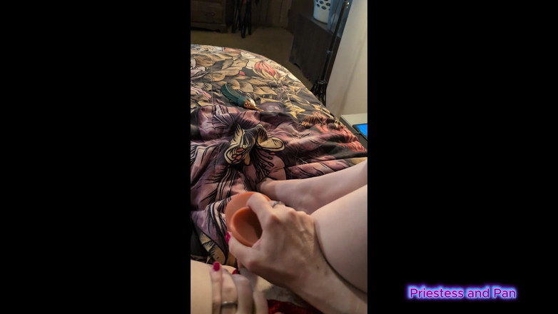 Elaras Pan: Chơi đồ chơi và bú cu từ Elara đang chơi!